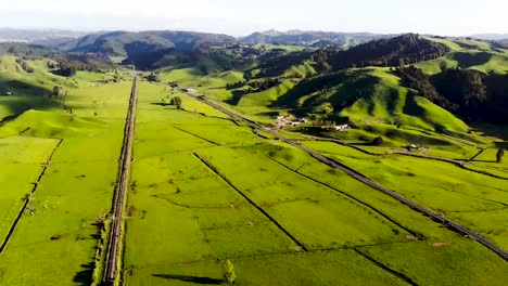 Colinas-Verdes-En-Nueva-Zelanda-Con-Vías-De-Tren-Que-Atraviesan