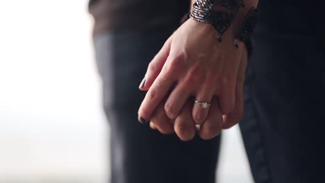 Nahaufnahme-Eines-Schönen-Verlobungsrings-Am-Finger-Einer-Frau