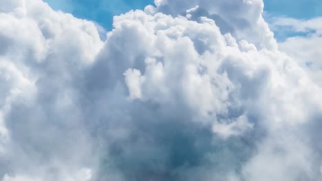 Zoom-In,-Dicke-Cumulonimbus-Wolken-Am-Klaren-Blauen-Himmel