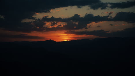 Sonnenuntergang-Am-Horizont-über-Den-Bergen-Und-Wolken