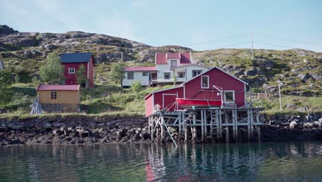 Häuser-In-Einer-Küstenklippe-Mit-Felsigen-Hügeln-Im-Hintergrund-Im-Sommer-In-Norwegen