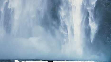 Riesiger-Gefrorener-Wasserfall-In-Island-In-Zeitlupe