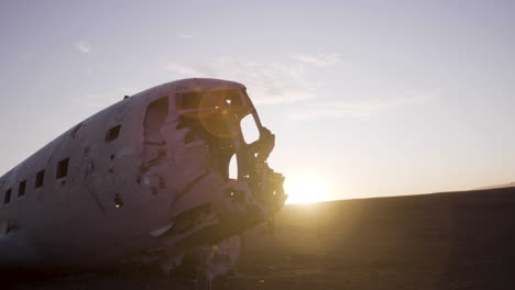 Island-Abgestürztes-Und-Verlassenes-Flugzeug-Am-Schwarzen-Sandstrand-Bei-Sonnenuntergang