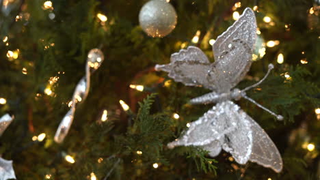 Einzigartige-Spinning--Oder-Holländer-Rückzugsansicht-Eines-Geschmückten-Indoor-Weihnachtsbaums