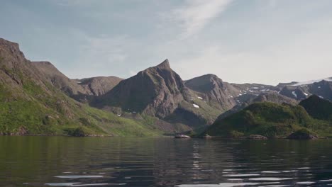Paisaje-Perfecto-De-Laderas-De-Montaña-Con-Reflejo-En-Un-Lago-Tranquilo-Durante-El-Verano-En-Noruega