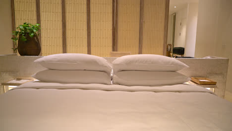 Weiße-Kissendekoration-Auf-Dem-Bett-Im-Schlafzimmer-Des-Luxushotelresorts