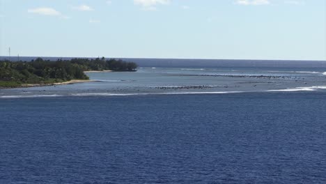 Vista-Del-Arrecife-De-Coral-Alrededor-De-La-Isla-De-Rarotonga,-Islas-Cook