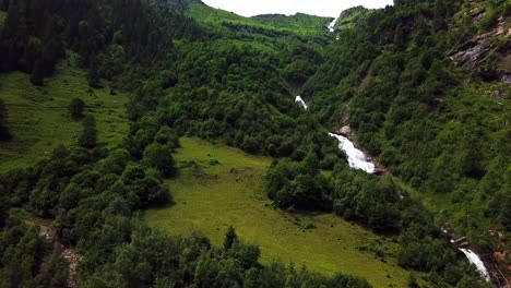 Toma-Aérea-De-La-Cascada-Walcherfall,-Ferleiten,-Austria,-Fluyendo-A-Través-De-Un-Bosque-De-Montaña