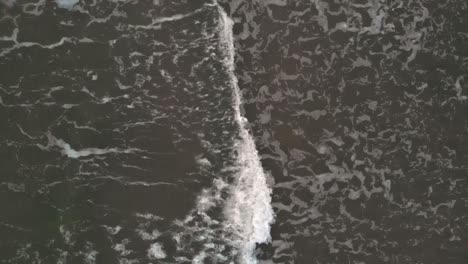 Luftaufnahme-Von-Wellen-Auf-Der-Ostsee-In-Zeitlupe