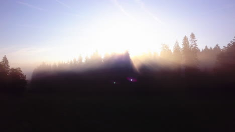 Luftaufnahme-Des-Dichten-Morgennebels,-Der-Den-See-Während-Des-Morgendlichen-Sonnenaufgangs-In-Der-Schweiz-Bedeckt