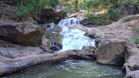Hermosa-Cascada-Mae-Sa-En-Chiang-Mai,-Tailandia