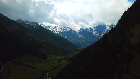 Vista-Aérea-De-Un-Paisaje-Nublado-Tormentoso-Sobre-Un-Valle-De-Montaña,-Austria