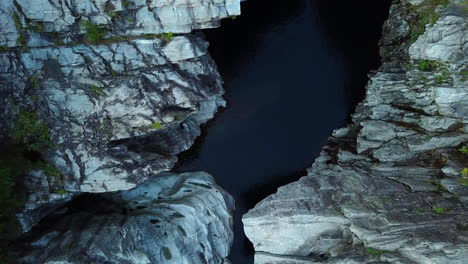 Wilder-Gebirgsfluss,-Draufsicht,-Luftaufnahme-Eines-Frischen-Gebirgsflusses-In-Den-Felsen-Der-Schweiz