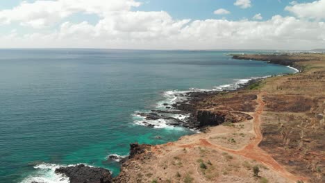 Drohnenaufnahme-Von-Wellen,-Die-Auf-Den-Strand-Von-Mauritius-Treffen