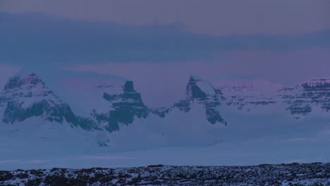 Timelapse-De-La-Montaña-De-Nieve-Durante-La-Puesta-De-Sol-En-Islandia