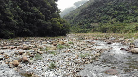 Drone-shot-of-rocks-and-mountain-stream-river-near-Shakadang-Trail-in-Taroko-National-Park,-Taiwan