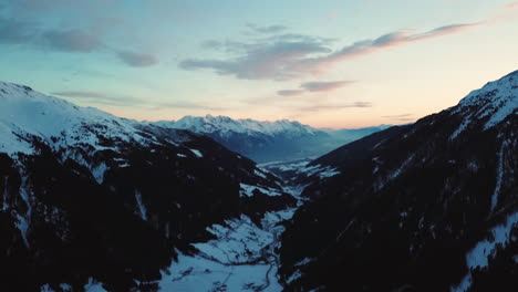 Luft,-Schöne-Wälder-Und-Ein-Tal-Unter-Dem-Schnee-In-Den-Bergen,-österreich,-Tirol