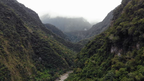 Luftdrohnenaufnahme-Des-Canyons-über-Dem-Shakadang-Trail-Im-Taroko-Nationalpark-In-Taiwan