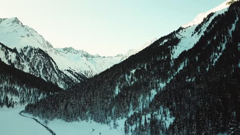 Aéreo,-Hermosos-Bosques-Y-Un-Valle-Bajo-La-Nieve-En-Las-Montañas,-Austria,-Tirol