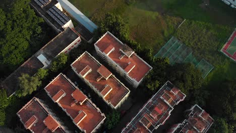 Flying-over-apartmentbuildings-and-a-surrounding-park-towards-a-slum-area-in-Chennai-City,-India