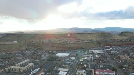 Luftaufnahme-über-St.-George-Und-Dem-Dixie-D-Auf-West-Black-Ridge,-Utah
