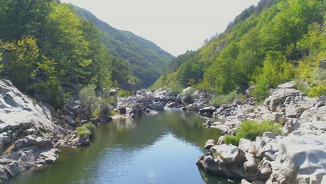 Ein-Fluss,-Der-Durch-Den-Berg-Fließt
