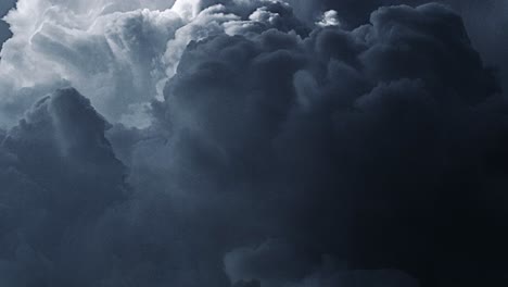 Dunkle-Wolken,-Die-Sich-Mit-Einem-Gewitter-Bewegen