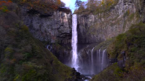 Wunderschöne-Hohe-Wasserfälle-Im-Schatten,-In-Die-Das-Sonnenlicht-Langsam-Eindringt
