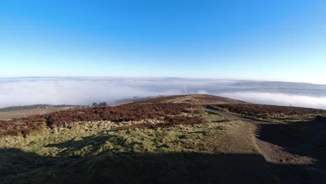 Aussichtspunkt-Hochland-Wirbelnde-Nebelwolken-Vorbei-An-Ackerland-Moorland-Landschaft-Zeitraffer-An-Einem-Hellen-Sonnigen-Tag