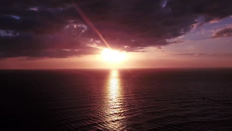 Wunderschöner-Sonnenuntergang-über-Dem-Meer