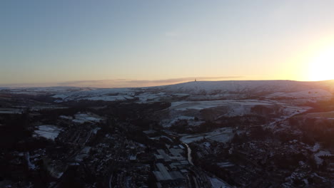 Sehr-Hohe-Hügelseite,-Goldene-Stunde,-Sonnenuntergang,-Perfekte-Sonnenblendung,-Drohnenaufnahmen,-Todmorden,-Nordwesten,-Yorkshire