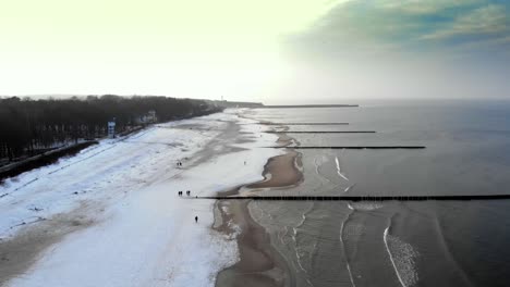 Luftaufnahme-Des-Sandstrandes-In-Ustka-Im-Winter