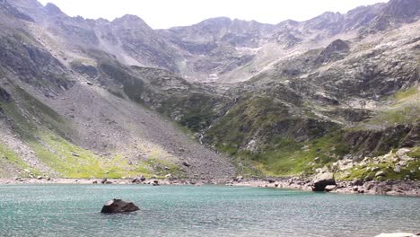 Lago-Azul-Tranquilo-Con-Una-Gran-Roca-En-El-Medio