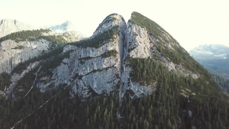 Schwenken-Zeigen-Luftaufnahmen-In-Den-Alpen-Von-Bergen-Und-Felsigen-Klippen