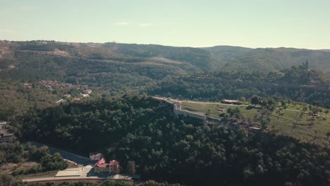 Vorwärtsdrohne-Schoss-über-Einen-Hügel-Mit-Einer-Archäologischen-Stätte-In-Bulgarien