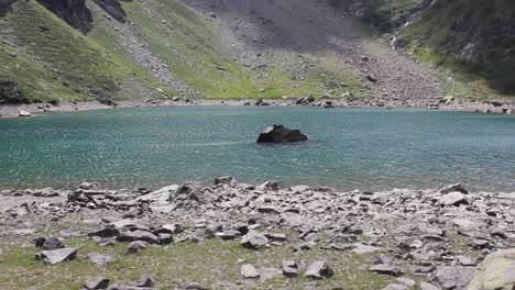 Peaceful-blu-lake-between-the-mountains
