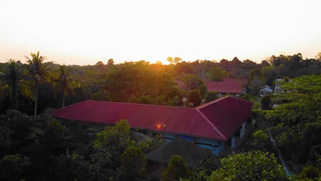 Erstaunliche-Filmische-4k-Sonnenuntergang-Drohnenaufnahmen-Nach-Dem-Problem-Der-Entwaldung-Bestehen-Aus-Häusern,-Straßen,-Bäumen,-Seen-Und-Infrastruktur-Inmitten-Eines-Tropischen-Waldes-In-Riau,-Indonesien