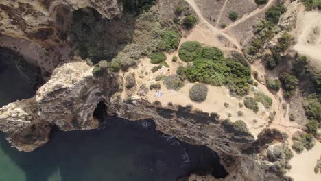 Topdown-Aufsteigende-Ansicht-Ponta-Da-Piedade-Felsformation,-Malerische-Klippen-Durch-Türkisfarbenes-Wasser,-Algarve