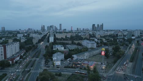 Polnische-Flagge,-Die-über-Einem-Wohngebiet-Vor-Der-Skyline-Des-Modernen-Warschau-Weht