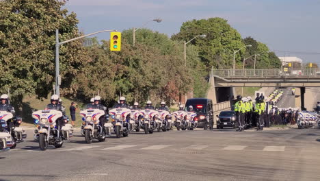 Grupo-De-Motocicletas-De-La-Policía-En-La-Procesión-Fúnebre-En-Toronto,-Canadá