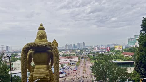 Statue-of-Hindu-god-Murugan---Subramanya-in-front-of-Batu-Caves,-Malaysia