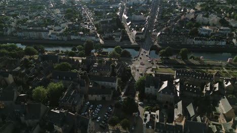Le-Mans-City-Mit-Brücke-über-Den-Fluss-Sarthe,-Frankreich