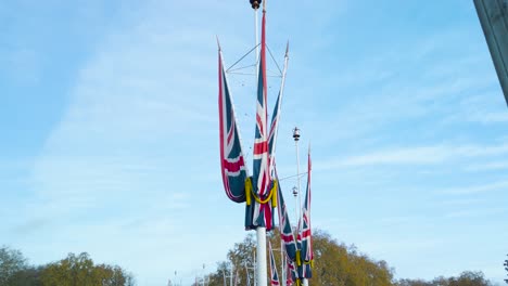 Tiefwinkelaufnahme-Britischer-Flaggen,-Die-An-Einem-Bewölkten-Tag-Auf-Einem-Weißen-Pfosten-Thront