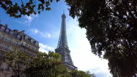 Icónica-Torre-Eiffel-Durante-Un-Día-Soleado-Con-Cielo-Despejado-En-París,-Francia