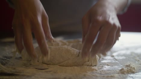 Frauenhände-Machen-Pizzateig-Auf-Einem-Marmortisch-Voller-Mehl