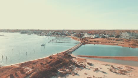 La-Luz-Del-Puerto-De-Edgartown-Al-Final-De-La-Calle-North-Water-Define-La-Entrada-Al-Puerto