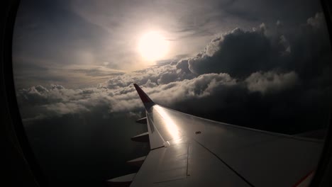 Puesta-De-Sol-Y-Hermosas-Nubes-Desde-La-Ventana-Del-Ala-Izquierda-Del-Avión-Trae-Recuerdos-De-Viaje