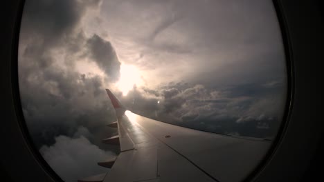 Sonnenuntergang-Und-Schöne-Wolken-Aus-Dem-Fenster-Des-Linken-Flügels-Des-Flugzeugs-Wecken-Reiseerinnerungen