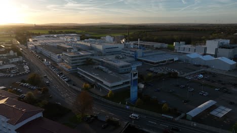 Vista-Aérea-De-Renolit,-Una-Empresa-De-Fabricación-De-Plástico-En-Gusanos,-Alemania-Durante-La-Hora-Dorada