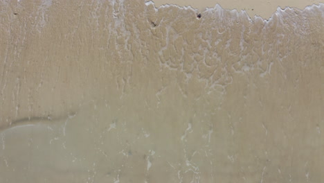 Luftdraufsicht-Wellen-Brechen-Weißen-Sandstrand